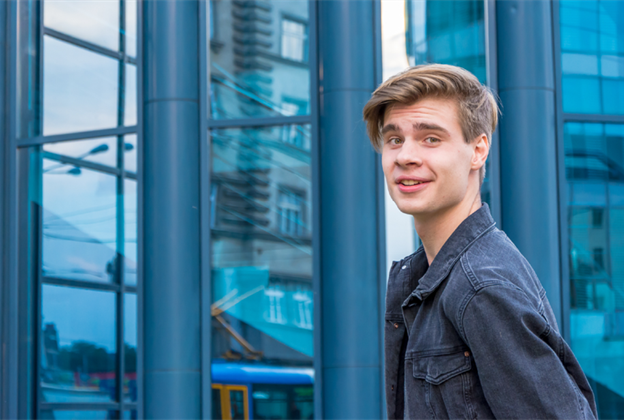 Beschäftigt und jünger als 25 Jahre